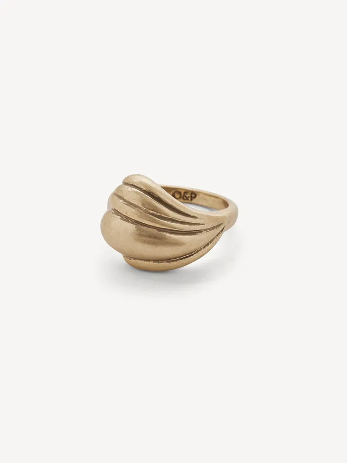 Helena Ring: sculptural gold curves