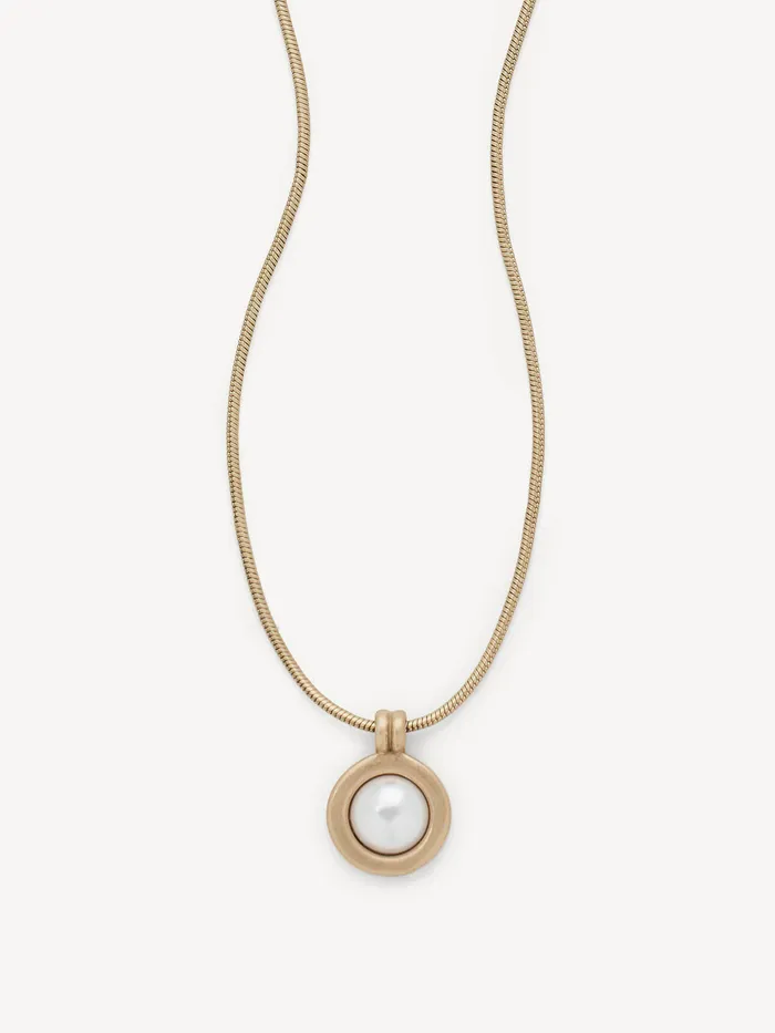Cindy Pendant: a luminous pearl in a sculptural gold setting on a delicate chain